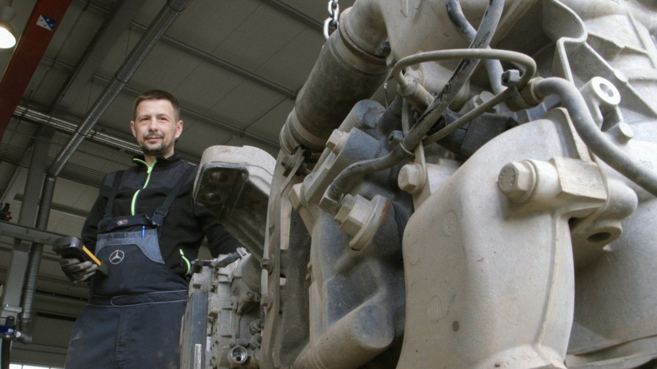Servisni tehničar uz veliki mehanički sklop