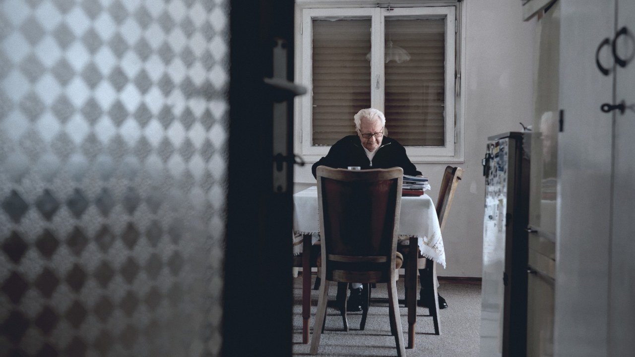 Svjedok za stolom u svom domu